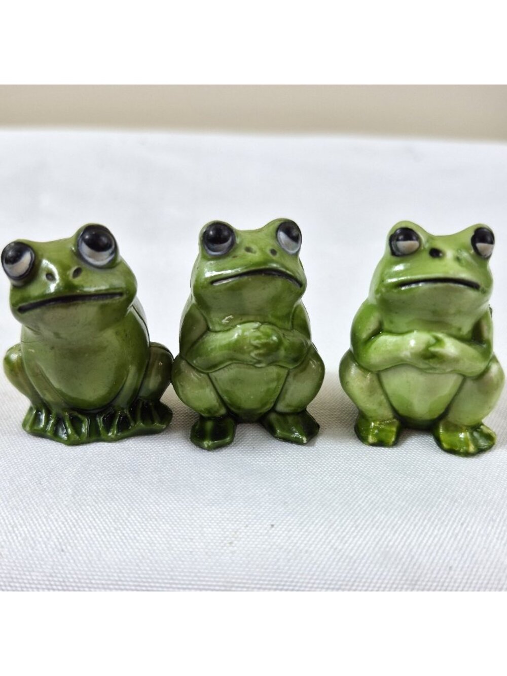 Vintage Hong Kong Frog Figurines Set of 3 Green Big Eye Shelf Sitters